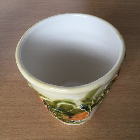 Vintage Italian ceramic jar lidded and a cup 3d raised flowers marked Italy - Picture 5 of 7